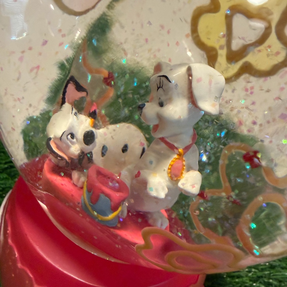 101 Dalmatians Valentine's Heart Globe Wind Up Music Works - Picture 3 of 5